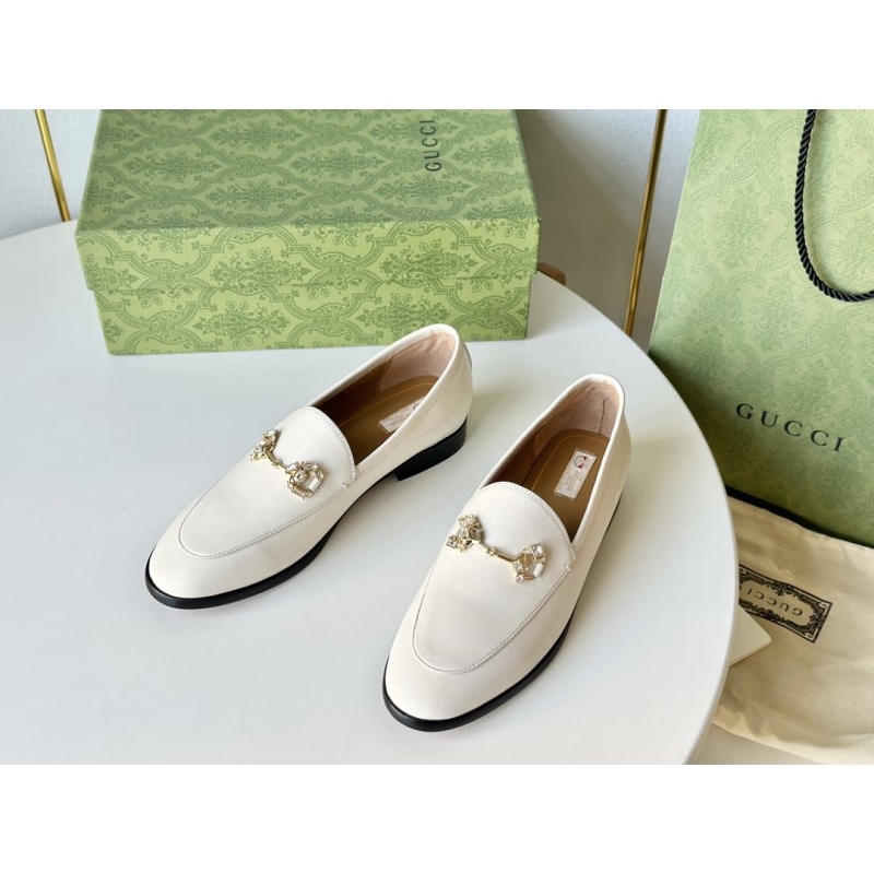 G*u*i flat shoes
